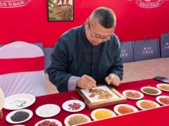 ”山东泓尚水产无限公司总司理杨本浦一边忙着