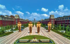 <b>许可专利1400件</b>